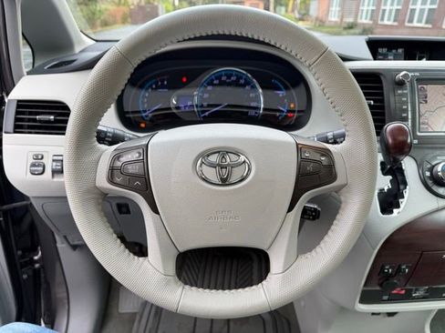 Used 2013 Toyota Sienna XLE w/ Premium Pkg image 9