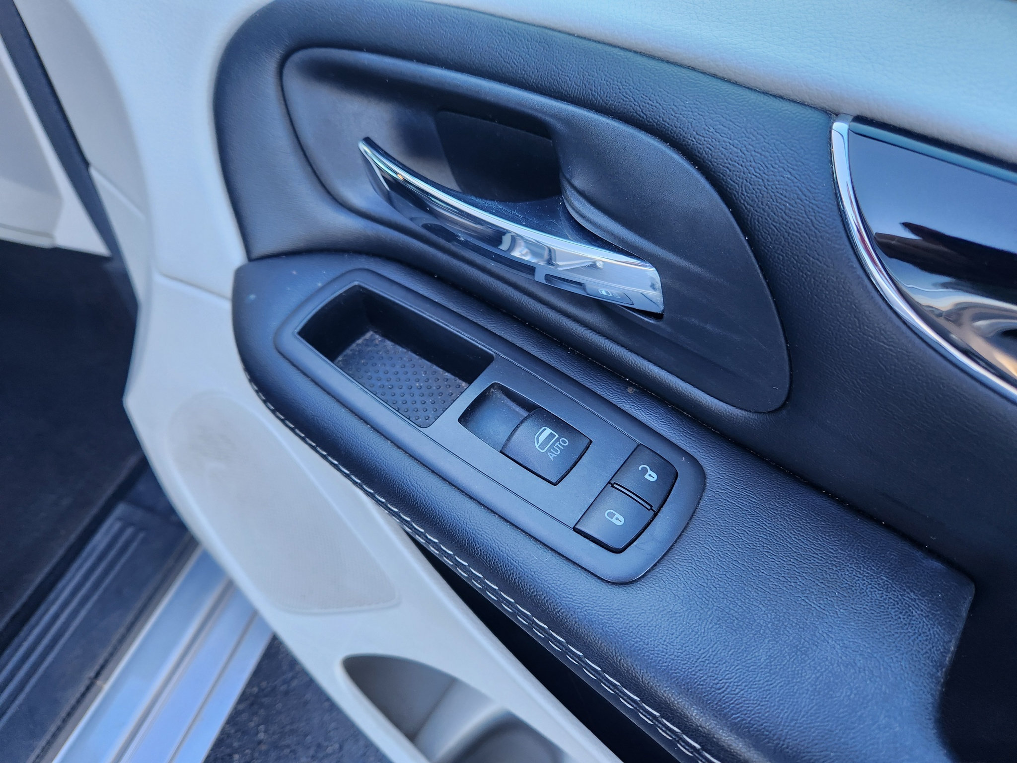 Used 2019 Dodge Grand Caravan SXT FWD image 30