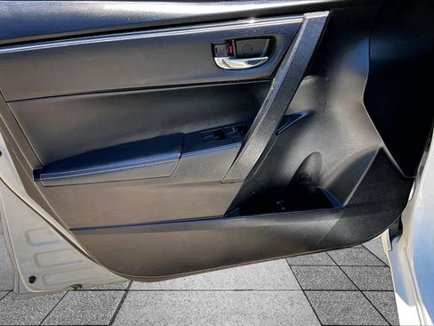Used 2018 Toyota Corolla XLE FWD image 17