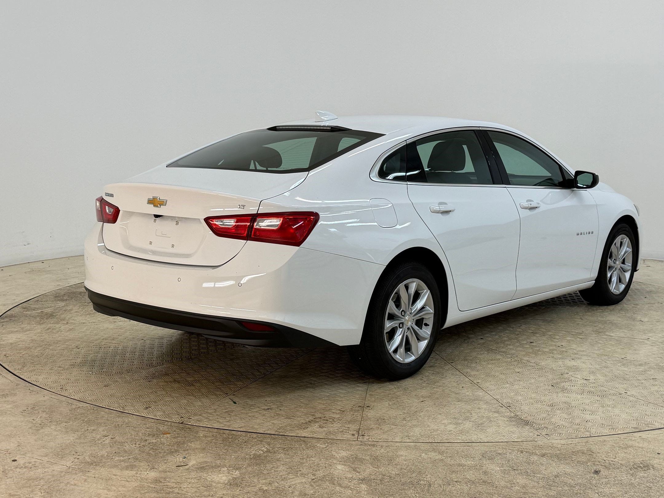 Used 2025 Chevrolet Malibu LT FWD image 9
