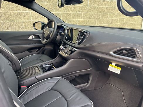 New 2026 Chrysler Pacifica Limited FWD image 10