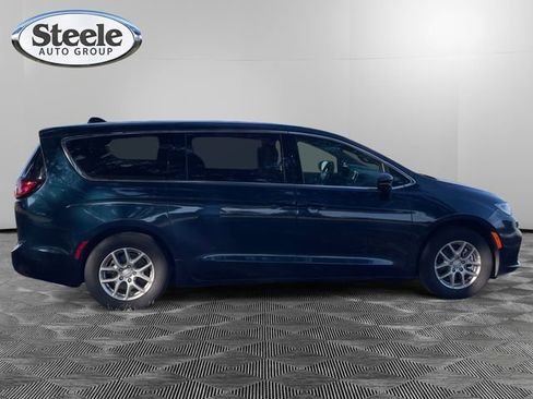 Used 2025 Chrysler Pacifica Select image 6