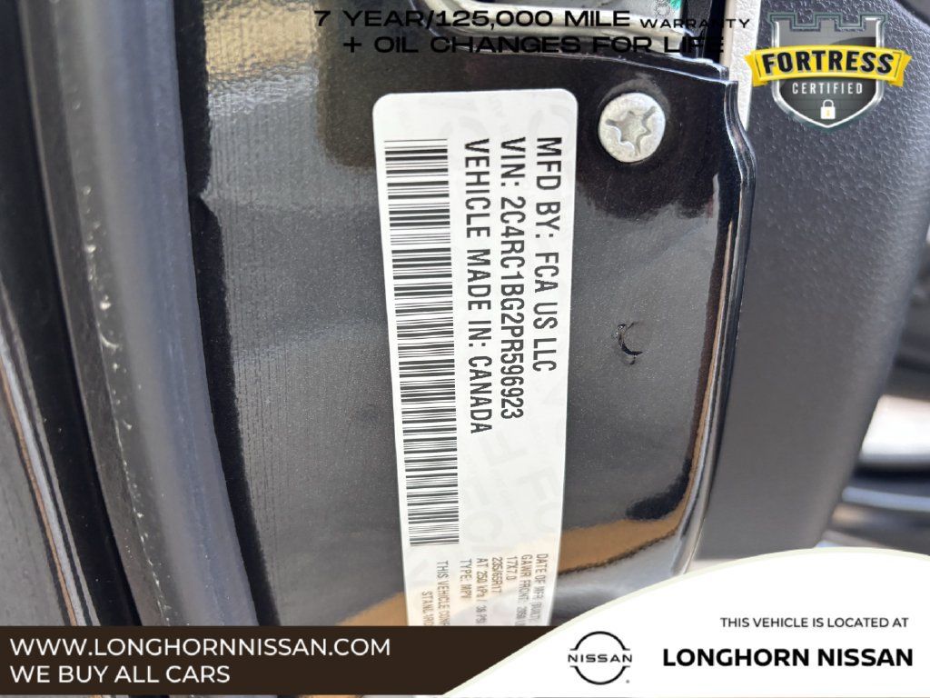 Used 2023 Chrysler Pacifica Touring-L FWD image 27