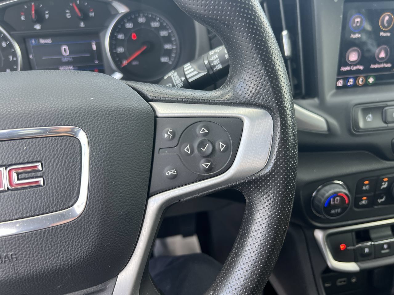 Used 2024 GMC Terrain SLE w/ Driver Convenience Package AWD/4WD image 20
