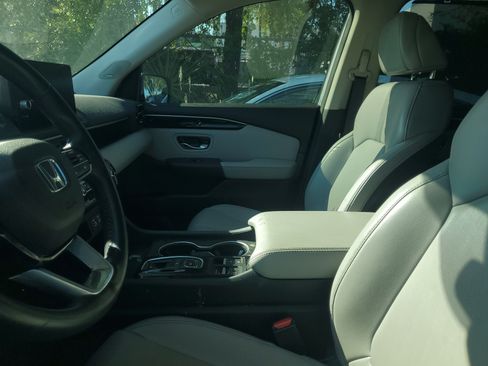 Used 2024 Honda Pilot Touring image 10