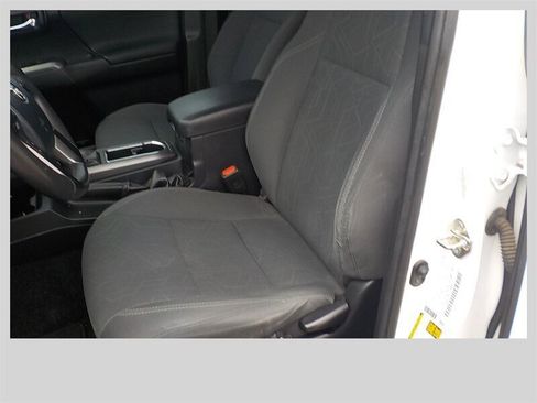 Used 2019 Toyota Tacoma TRD Off-Road image 2