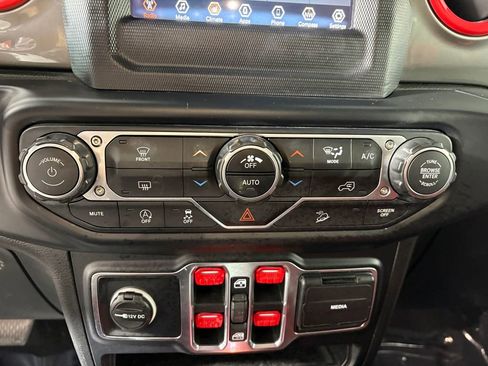 Used 2019 Jeep Wrangler Unlimited Sahara AWD/4WD image 18