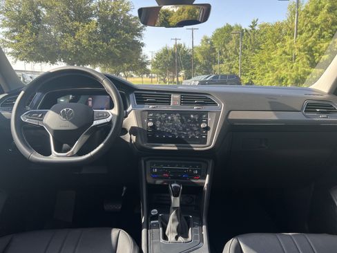 Certified 2023 Volkswagen Tiguan SE w/ Panoramic Sunroof Package FWD image 25