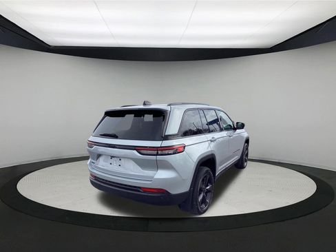 Used 2024 Jeep Grand Cherokee Altitude image 8