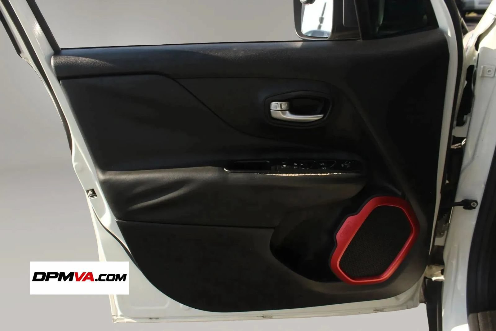 Used 2015 Jeep Renegade Trailhawk AWD/4WD image 13