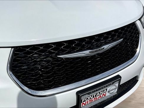 Used 2023 Chrysler Pacifica Limited FWD image 32