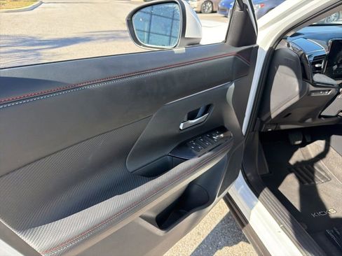 Certified 2025 Nissan Kicks SR image 16
