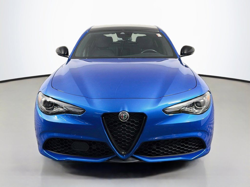 Used 2022 Alfa Romeo Giulia Veloce AWD/4WD image 2