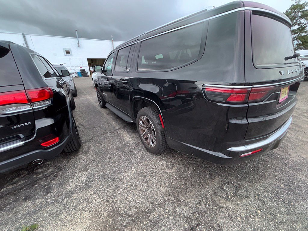 Used 2024 Jeep Wagoneer L Series II w/ Flexible Seating Group AWD/4WD image 12