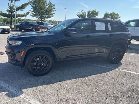 Used 2025 Jeep Grand Cherokee Altitude AWD/4WD image 15