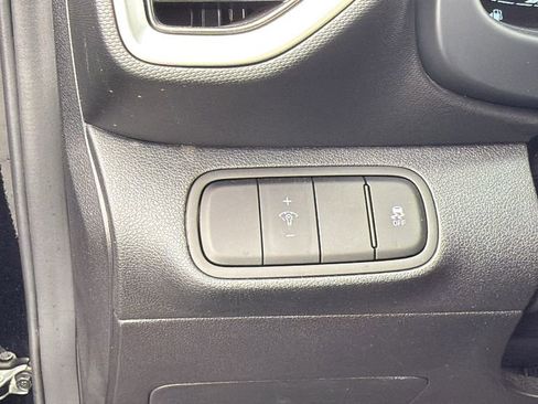 Used 2023 Hyundai Venue SE image 24