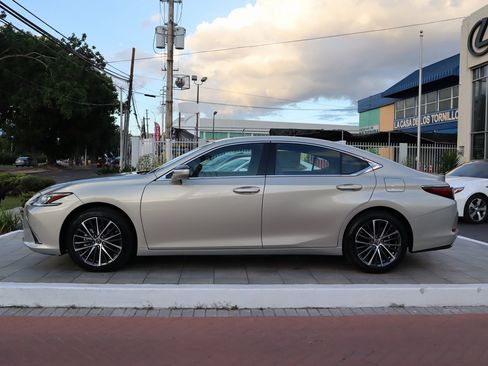 Used 2025 Lexus ES 350 w/ Premium Package image 8