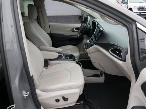 Used 2021 Chrysler Pacifica Touring-L image 28