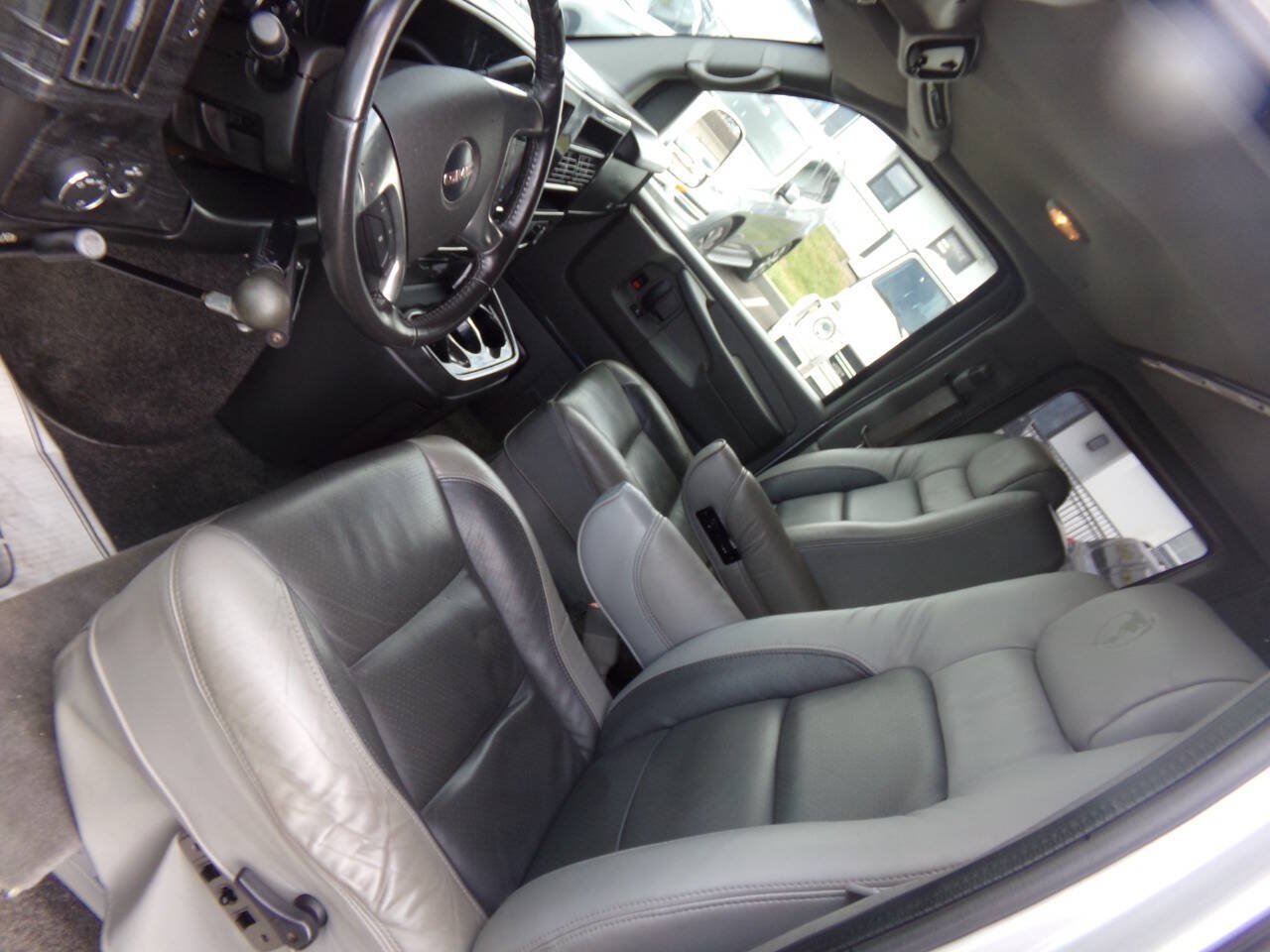 Used 2010 GMC Savana 1500 w/ Preferred Equipment Group RWD image 7
