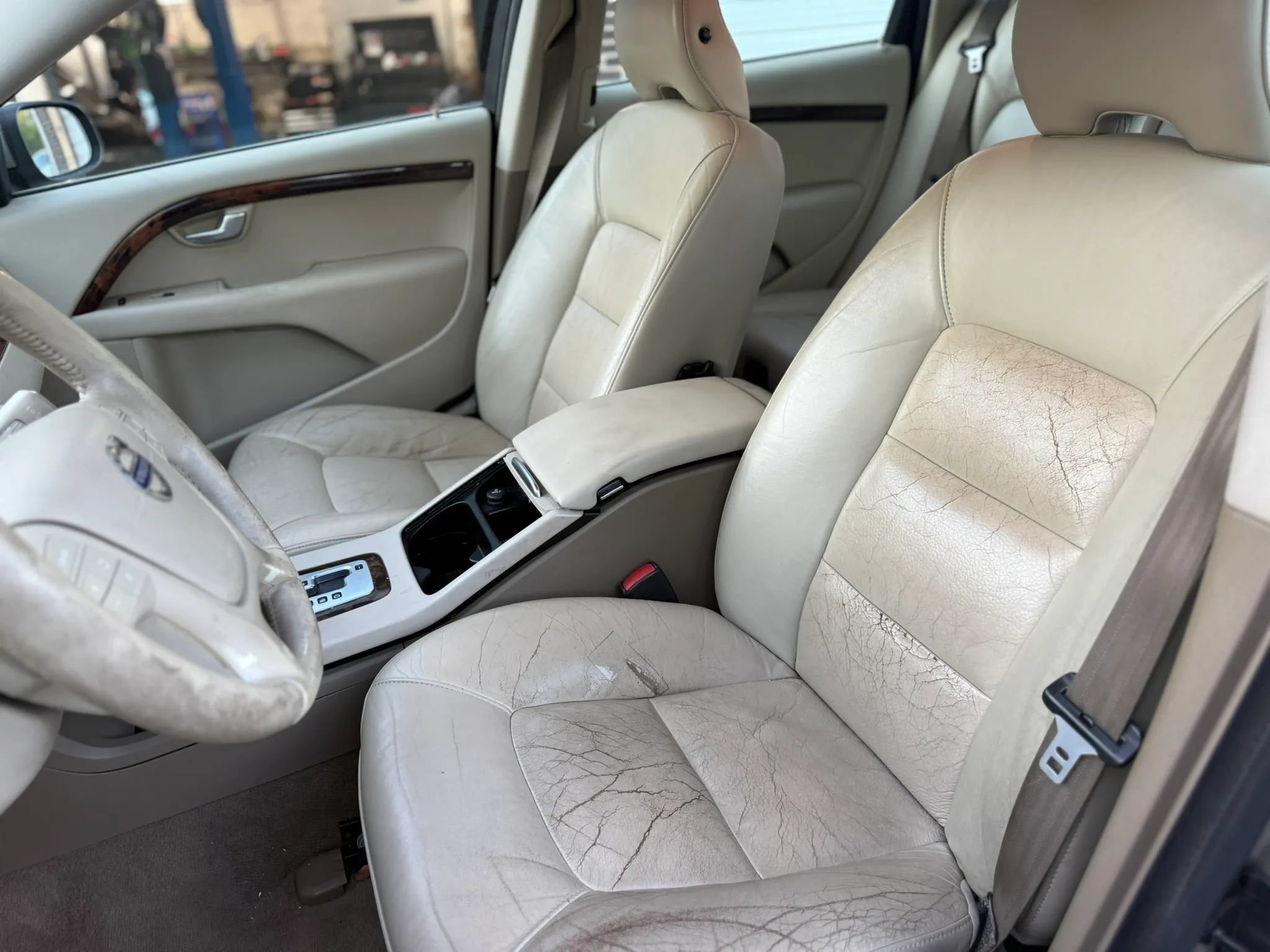Used 2010 Volvo V70 R-Design FWD image 3