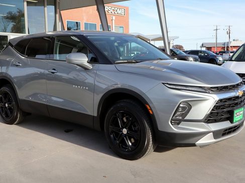 Used 2025 Chevrolet Blazer LT image 4