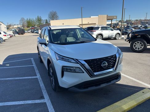 Used 2023 Nissan Rogue SV image 7