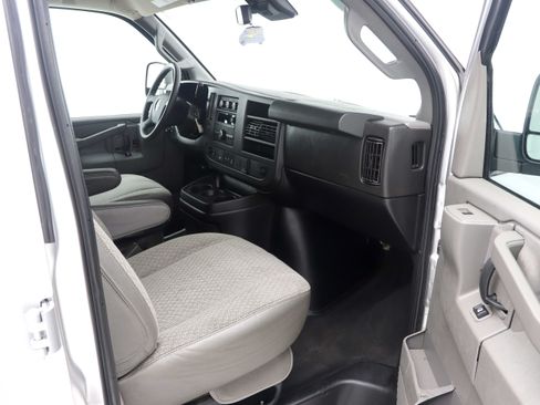 Used 2020 Chevrolet Express 3500 LT w/ LT Preferred Equipment Group RWD image 17