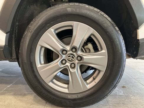 Used 2022 Toyota RAV4 LE image 9