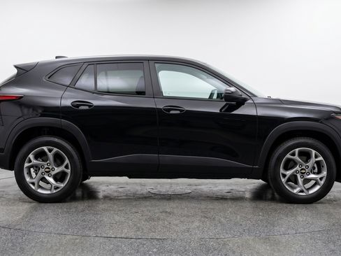 Used 2025 Chevrolet Trax LT w/ LT Convenience Package FWD image 11