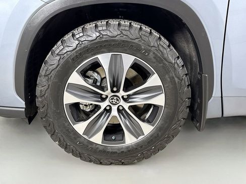 Used 2022 Toyota Highlander XLE AWD/4WD image 34