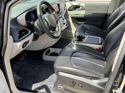 Used 2023 Chrysler Pacifica Touring-L FWD image 16