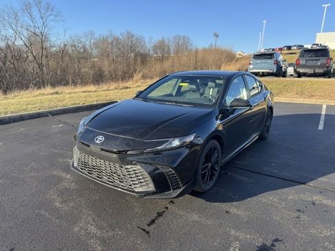 Used 2025 Toyota Camry SE image 7