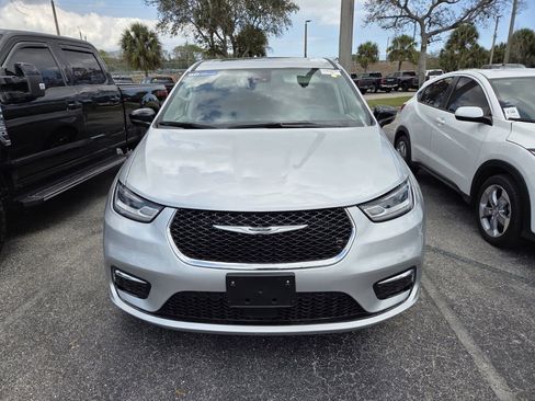 Certified 2024 Chrysler Pacifica Limited image 2