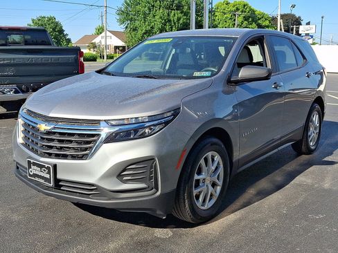 Used 2023 Chevrolet Equinox LS w/ LS Convenience Package FWD image 3