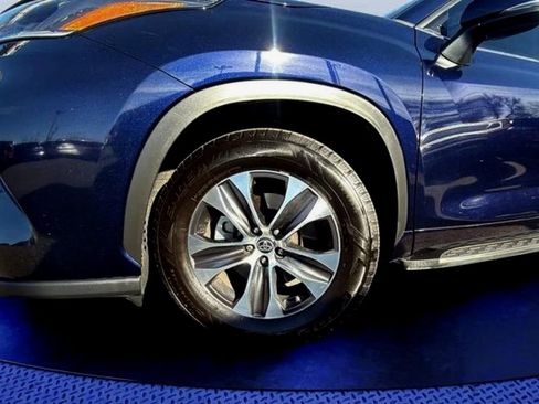 Used 2021 Toyota Highlander XLE image 23