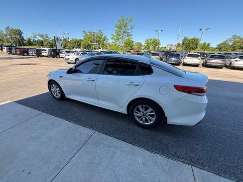 Used 2016 Kia Optima LX w/ LX Convenience Package FWD image 4