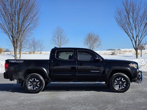 Used 2017 Toyota Tacoma TRD Off-Road image 9