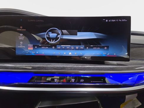 New 2026 BMW 750e xDrive w/ Executive Package image 18