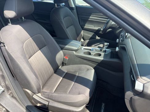 Used 2025 Nissan Altima 2.5 SV FWD image 17