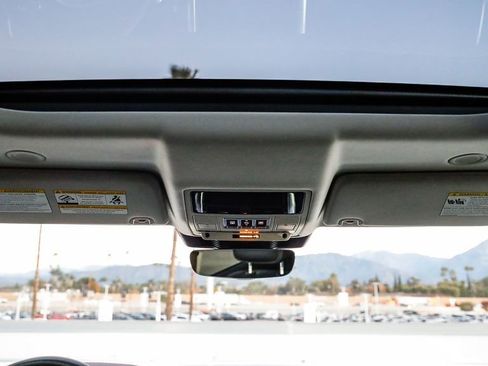 Used 2024 Land Rover Discovery S image 17