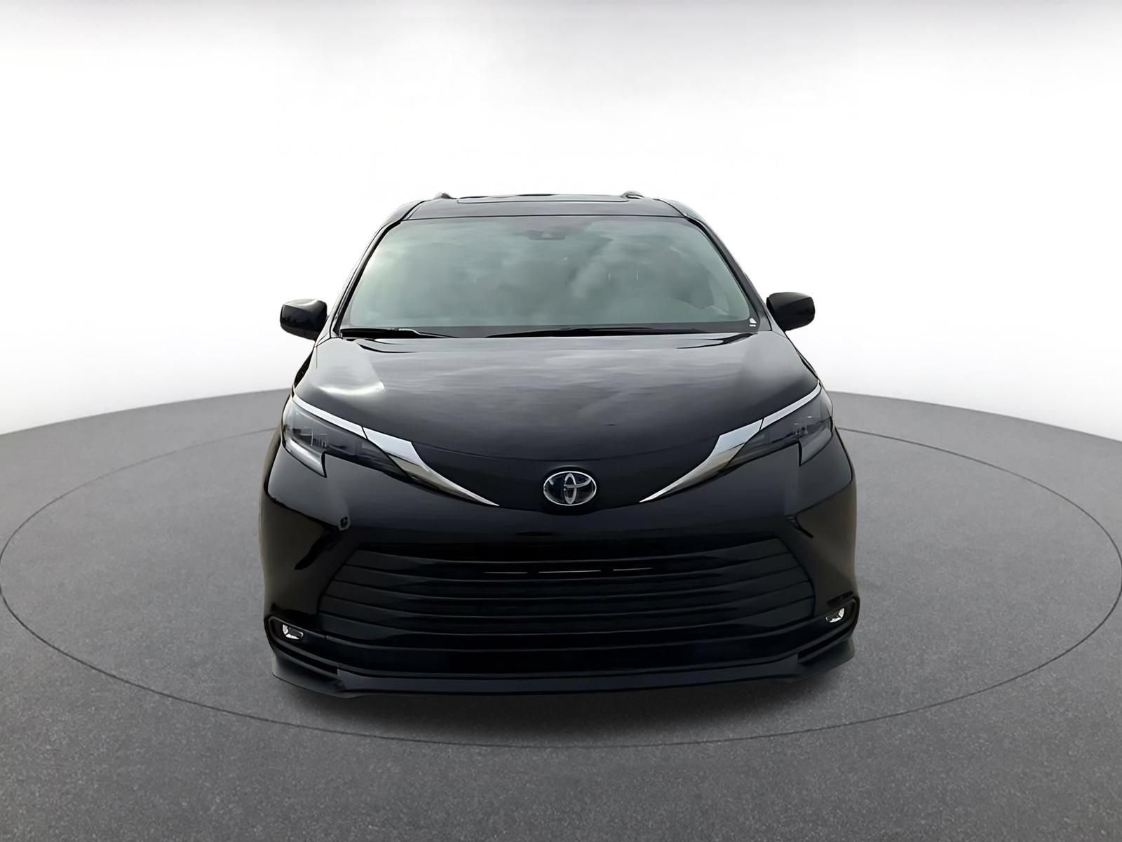 Used 2025 Toyota Sienna XLE FWD image 4