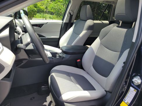 Used 2019 Toyota RAV4 XLE w/ Convenience Package FWD image 21