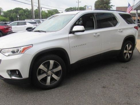 Used 2020 Chevrolet Traverse LT w/ LT Premium Package FWD image 4