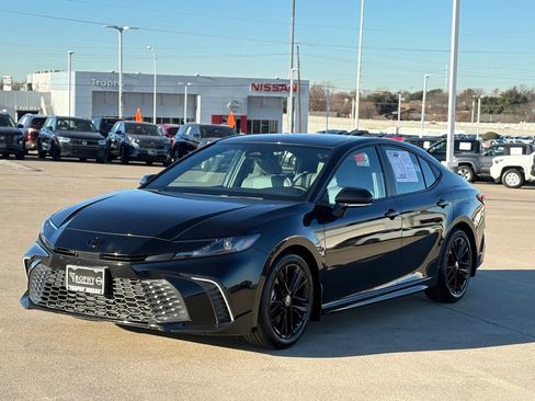 Used 2025 Toyota Camry SE image 3