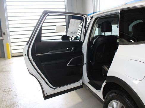 Used 2021 Kia Telluride LX AWD/4WD image 16