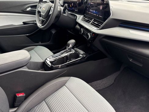 Used 2025 Chevrolet Trax LT image 19