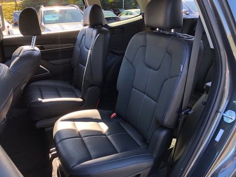 Used 2024 Kia Telluride EX w/ EX Captain's Chair Package image 37