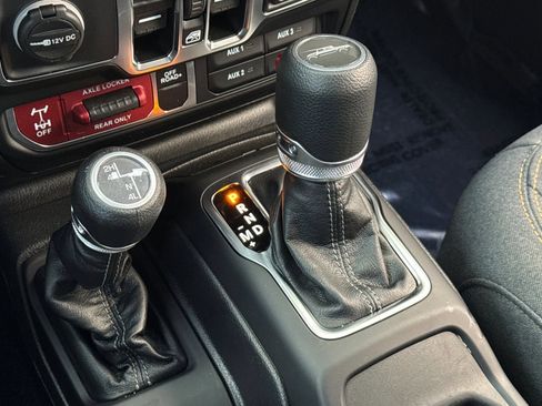 Used 2025 Jeep Gladiator Sport AWD/4WD image 16
