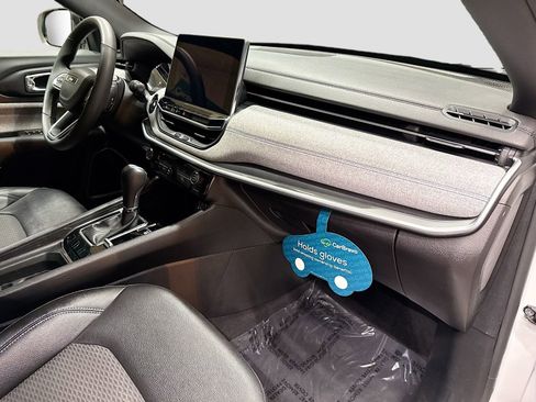 Used 2024 Jeep Compass Latitude image 28