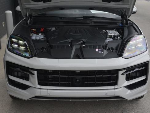 Certified 2025 Porsche Cayenne S AWD/4WD image 37